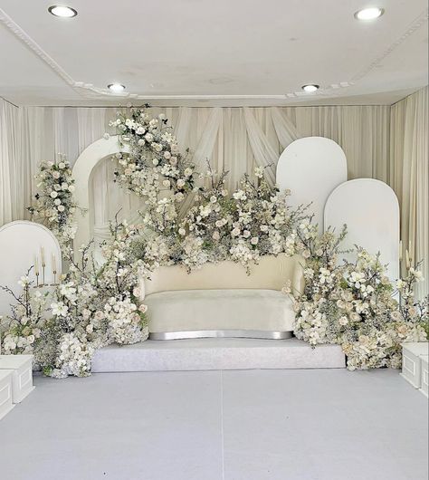 White Pelamin Wedding, Wedding Pelamin Aesthetic, Pelamin All White, Pelamin Dalam Rumah, Pelamin Rumah Exclusive, Bilik Pengantin Ideas Simple, Pelamin Simple Elegant, Pelamin Dewan Simple, Pelamin Tunang Simple Klasik