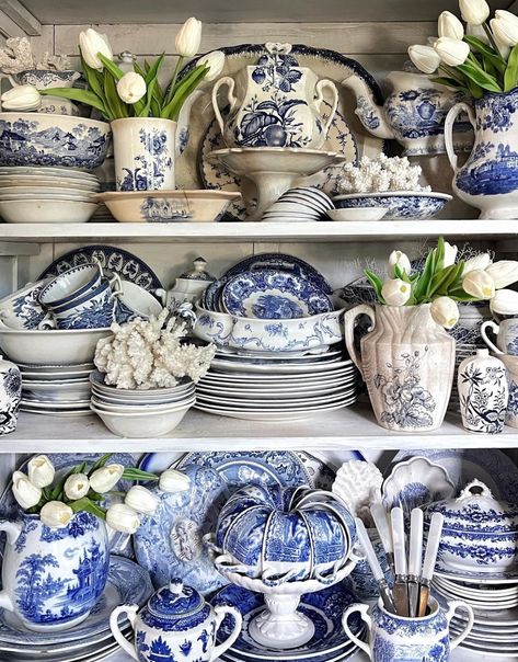 Blue White Dishes Display, Blue Transferware Display, Blue Willow China Display, China Display Ideas, Blue And White China Decor, Style A China Cabinet, Fine China Display, Displaying China, Displaying Dishes