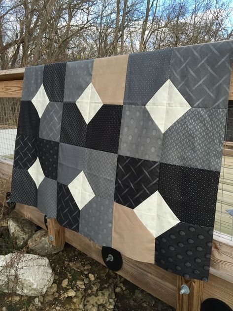 Mens Quilts Ideas Free Pattern, Dark Quilt Patterns, Colchas Quilting, Quilt Big, Big Block Quilts, Layer Cake Quilts, Quick Quilt, Quilt Modernen, Flannel Quilts