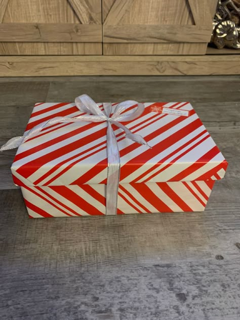 Shoe Box Gift Ideas, Shoe Box Diy, Shoebox Ideas, Creative Gift Wraps, Gift Wraps, Wrap Shoes, Christmas Shoes, Shoe Boxes, Old Shoes