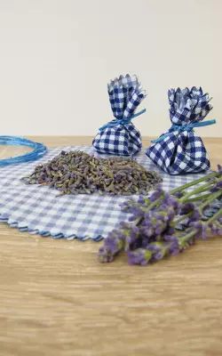 Faire des sachets de lavande séchée Lavender Tea, Tea Garden, Sachets, Home Fragrances, Floral Art, Provence, Home Crafts, Lavender, Fragrance