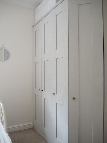 how to paint mdf laminate melamine wardrobes using rustoleum chalk paint and primer to create a traditional vintage style piece of furniture Chalk Paint Wardrobe, Painting Melamine, Rustoleum Chalked, Faux Painting Techniques, Rustoleum Chalk Paint, Wardrobe Wall, Glass Wardrobe, Painting Laminate, Painted Wardrobe