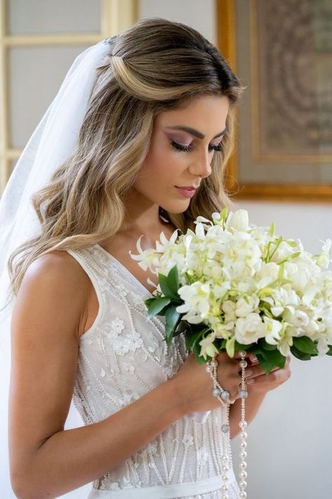 Timeless Elegance: Bride Hairstyles with Veil Hair Half Up 2024 - woman-trend.com Wedding Hairstyle Veil, Short Hair Fishtail, Western Bridal Dress, Bridal White Gown, Bride Hairstyles Half Up Half Down, Down Bridal Hairstyles, Half Up Half Down Bridal, Bride Hairstyles With Veil, Hairstyles With Veil