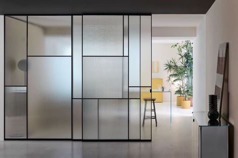 Glass movable wall SHERAZADE SLIDE PATCHWORK By Glas Italia Glass Partition Designs, Glass Partition Wall, Glass Room Divider, Movable Walls, Sliding Wall, Sliding Pocket Doors, Piero Lissoni, Glass Room, Living Room Partition