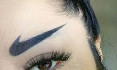 Pictures Of Nike Swoosh Eyebrows On Instagram Prove This Trend Is No Game Nike Eyebrows, Crazy Eyebrows, Instagram Eyebrows, Bad Eyebrows, Eyebrow Trends, Bentuk Alis, Feather Brows, Huda Kattan, Bad Makeup