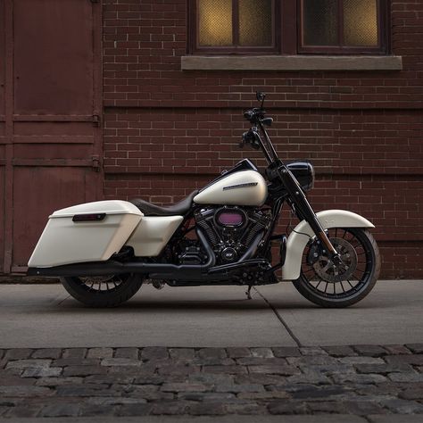 Harley-Davidson on Instagram: “Rule the road with the #RoadKingSpecial. #HarleyDavidson” Road King Special, Harley Davidson Road King, Sportster Bobber, Road King Custom, White Motorcycle, Road Glide Special, Road King Classic, Softail Deluxe, Harley Davidson Road Glide