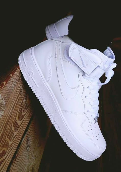 Tenis Streetwear, Sepatu Air Jordan, Sneaker Outfits, Nike Air Force 1 High, Jordan Shoes Girls, Tenis Nike, Streetwear Mode, Nike Air Shoes, Nike Trainers