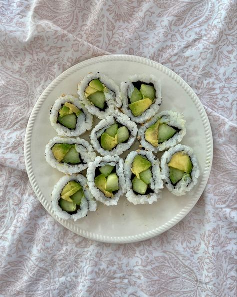 Avocado And Cucumber Sushi Rolls, Veggie Roll Sushi, Vegetarian Sushi Aesthetic, Vegan Sushi Aesthetic, Cucumber Sushi Rolls Vegan, Cucumber Rolls Sushi, Sushi Aesthetic Instagram, Avocado Rolls Sushi, Vegetable Snack Ideas