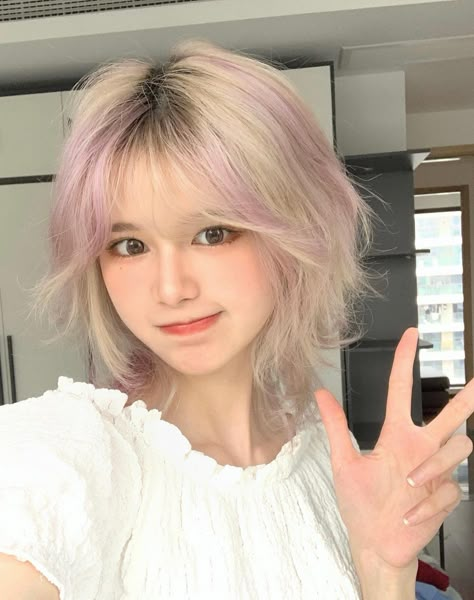 Woman Short Blonde Hair, Blond Rose, Short Grunge Hair, Hair Inspiration Short, Kawaii Hairstyles, Pretty Hair Color, Hair Stylist Life, Hair Dye Colors, Short Hair Haircuts