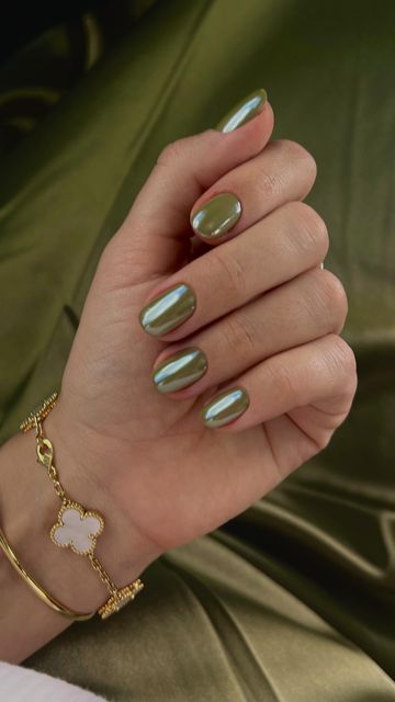 Olive Nails Chrome, Pearl Nails Colorful, Green Chrome Tips, Pearl Effect Nails, Olive Green Chrome Nails, Olive Chrome Nails, Olive Nail Art, Jelly Chrome Nails, Short Nails Chrome