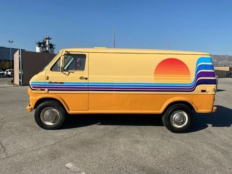 Cool Van Paint Jobs, Camper Van Painting, Custom Van Paint Jobs, Retro Van Paint Job, Campervan Exterior Paint Ideas, Van Exterior Paint Ideas, Van Painting Ideas, Camper Painting Exterior, Van Paint Jobs