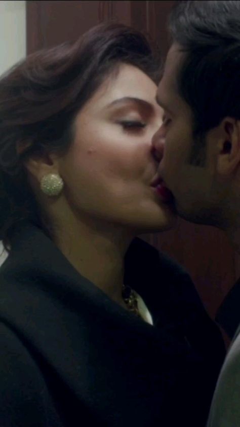 Kissing scene of bollywood indian actress Anushka Sharma Indian Romantic Scene, Samantha Kiss, Indian Beautiful Celebrities, Bollywood Romantic Scenes, Bollywood Kiss, Indian Kiss, Kiss Picture Couple, Best Kissing Scenes, Most Romantic Kiss