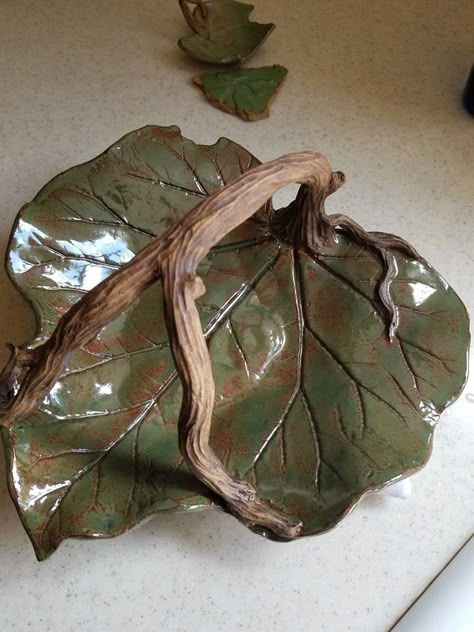 Ceramics Inspired By Nature, Nature Ceramics Ideas, Nature Clay Projects, Clay Leaves, Clay Slab Ideas, Ceramic Leaf, Nature Ceramics, Ceramic Ideas Projects, Ceramic Leaves Clay