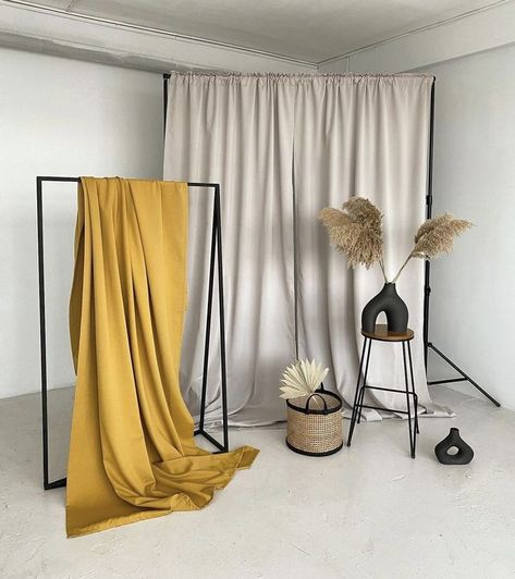 Youtube Backdrop Ideas 💡 Photostudio Interiors Ideas, Backdrop Ideas For Youtube, Youtube Backdrop Ideas, Studio Set Design Photography, Cloth Backdrop Photoshoot, Backdrop Photoshoot Ideas, Photostudio Interiors, Photoshoot Backdrop Ideas, Photo Studio Interior Design