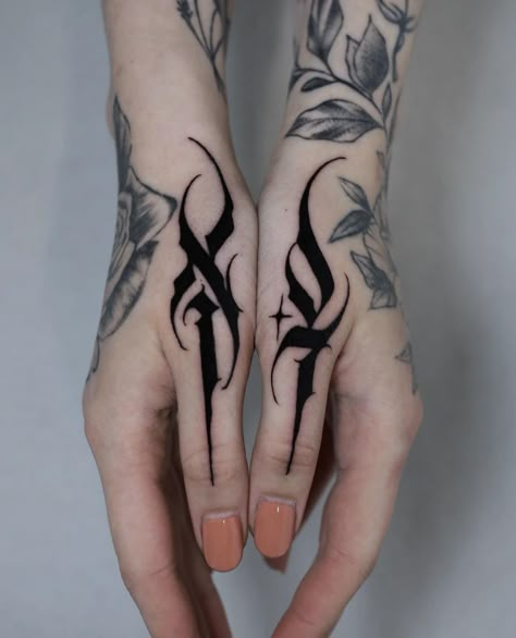 Male Hand Tattoos Ideas, Gothic Hand Tattoo, Whatever Tattoo, Male Hand Tattoos, Hand Lettering Tattoo, Foot Henna Design, Finger Letter Tattoos, Interstellar Tattoo, Tattoo Fingers