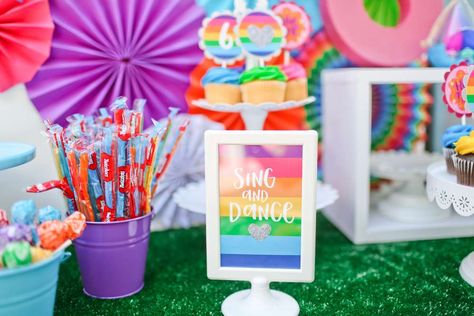 Kenley's Troll-tastic Rainbow 6th Birthday | CatchMyParty.com Pretzel Flowers, Fan Backdrop, Trolls Birthday Party Ideas, Trolls Birthday Cake, Treat Table, Trolls Birthday Party, Troll Party, Rainbow Fruit, Heart Party