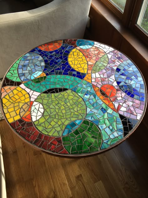 Round Mosaic End Table #Mosaic2015 #MosaicEndTable #MosaicDIY Free Mosaic Patterns, Easy Mosaic, Mosaic Tile Table, Mosaic Furniture, Mosaic Tables, Mosaic Tray, Mosaic Art Diy, Mosaic Pots, Mosaic Table Top