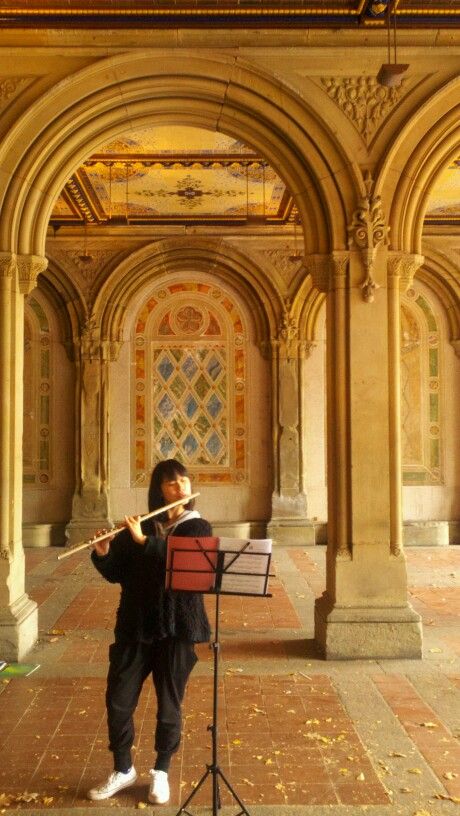 Flute Player Aesthetic, Flute Pose Reference, Flute Photography, Arte Do Ukulele, Flute Aesthetic, Musician Lifestyle, Playing Flute, Band Photoshoot, Musician Photography