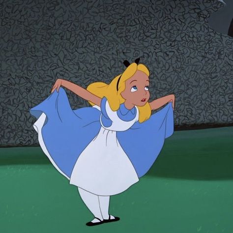 Alice In Wonderland Drawings Sketches, Alice In Wonderland Characters Movie, Alice In Wonderland Pfp, Old Alice In Wonderland, Alice In Wonderland Cartoon Aesthetic, Alive In Wonderland, Alice In Wonderland Drawing, Disney Pfp, Alice In Wonderland Aesthetic 1951