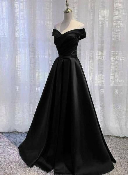 Black Yule Ball Dress, Black Ball Gown Aesthetic, Marty Maraschino, Ball Gown Aesthetic, Satin Gown Designs, Yule Ball Dresses, Swaggy Clothes, Gown Aesthetic, Princess Vibes