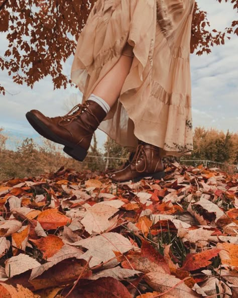 Fall Witch Outfits, Witchy Fall Aesthetic, Cozy Witch Aesthetic, Autumn Witch Aesthetic, Cottagecore Photoshoot, Vintage Halloween Costumes, Fall Cottagecore, Autumn Witch, Cottage Aesthetic