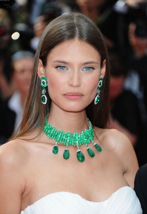 Emeralds! One of my 2 fave colors and now my Valentina's birthstone :) gives me a reason to wear them! Bianca Balti, Green Jewelry, Emerald Necklace, Dating Profile, Emerald Jewelry, Mode Inspiration, High Jewelry, Girls Best Friend, Dating Site