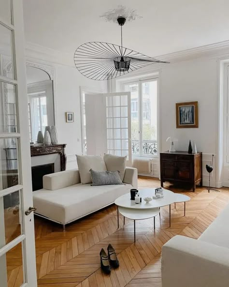 Parisian Style Interior, Paris Apartment Interiors, Paris Living Rooms, Parisian Living Room, Parisian Apartment Decor, Monochrome Living Room, Paris Interiors, Parisian Decor, Parisian Interior