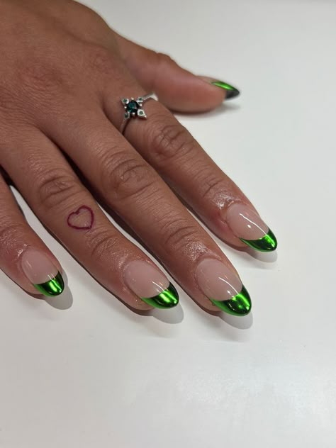 Metallic Green French Tip Nails, Ferxxo Nails, Glastonbury Nails, Green Metallic Nails, Metallic French Tip, Metallic Nail Art, Chrome Nails Designs, Hello Nails, Vintage Nails