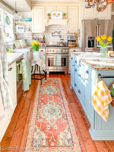 Farmhouse style kitchen with spring decor - www.goldenboysandme.com Koti Diy, Interior Design Minimalist, Cottage Style Kitchen, Cottage Kitchens, Design Room, Farmhouse Style Kitchen, Kitchen Redo, Cottage Kitchen, Decor Minimalist