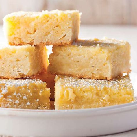 A touch of cornmeal adds crunch to these deliciously rich and tangy Buttermilk Chess Bars. Buttermilk Pie Bars, Chess Pie Bars, Buttermilk Bars Recipe, Buttermilk Squares, Chess Bars Recipe, Buttermilk Desserts, Buttermilk Bars, Weekend Desserts, Chess Bars