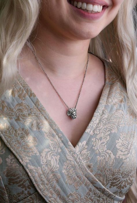 House Targaryen Jewelry, Targaryen Jewelry Aesthetic, Got Jewelry, Asoiaf Jewelry, Daenys Targaryen, Game Of Thrones Accessories, Game Of Thrones Necklace, Easy Dragon Drawings, Game Of Thrones Jewelry