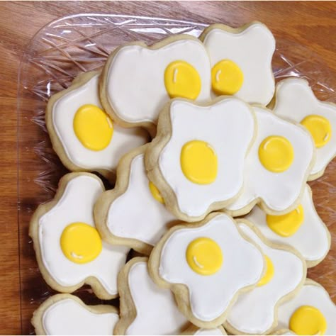 Breakfast Themed Cake, Egg Themed Birthday Party, Ovo Party Theme, Chicken Themed Party Food, Cockadoodle Two Birthday, Chicken Party Ideas, Egg Themed Party, Chicken Birthday Party Decorations, Egg Birthday Party