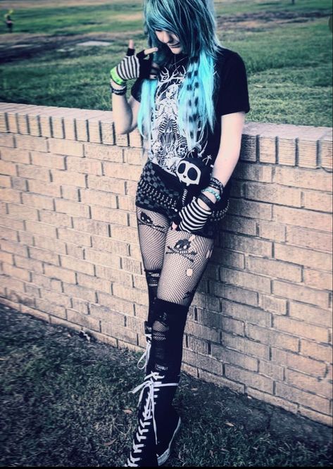 Scene Punk Outfits, Punk Emo Outfits, Emo Girl Outfits, Sea Character, Scene Girl Outfits, Scene Fits, Scene Emo Fashion, Striped Fingerless Gloves, High Converse