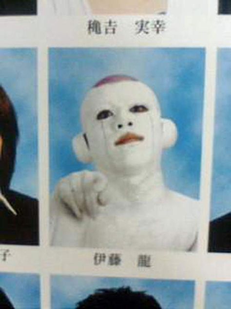 Meanwhile, in a Japanese school yearbook.. Photo Yearbook, Funny Yearbook, Yearbook Pages, Yearbook Pictures, Japanese Funny, Yearbook Photos, School Yearbook, Smosh, Strange Photos