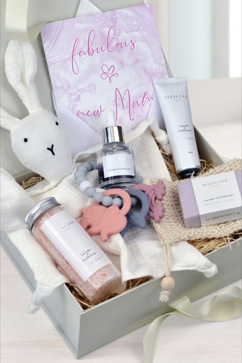 Nothing says "I care about you" more than a luxury hamper full of lovely pamper treats for that special new mum or mummy-to-be. Wellness Hamper, Mum To Be Hamper, Mum To Be Gifts, Gifts Hamper, New Mum Hamper, Hampers Ideas, Luxury Baby Shower, Pregnancy Gift Box, Hampers For Her