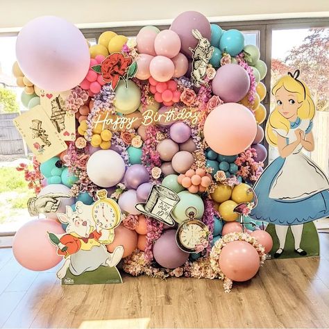 Alice In Onederland Balloon Garland, Balloons Alice In Wonderland, Alice In Wonderland Birthday Ideas, Alice In Wonderland Balloons, Alice In Wonderland Balloon Arch, Alice In Wonderland Backdrop, Alice In Wonderland Party Decorations, Alice In Wonderland Crafts