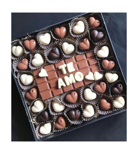 Homemade Chocolate Hampers, Chocolate Packing Ideas Gift Homemade, Chocolate Packing Ideas, Gifts For In Laws, Decorative Chocolate, Valentine's Chocolate, Custom Chocolate Bars, Chocolate Bar Design, Chocolate Bars Gift