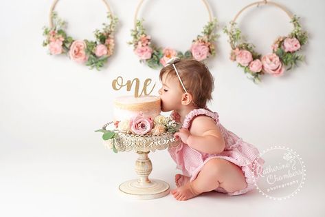 Flower Smash Cake Photoshoot, Isn’t She Onederful Cake Smash, First Birthday Cake Photoshoot, Pink Smash Cake Photoshoot, Cake Smash Baby Girl, Floral Cake Smash Photography, Floral First Birthday Photoshoot, 1st Birthday Girl Cake Smash, One Year Smash Cake Girl