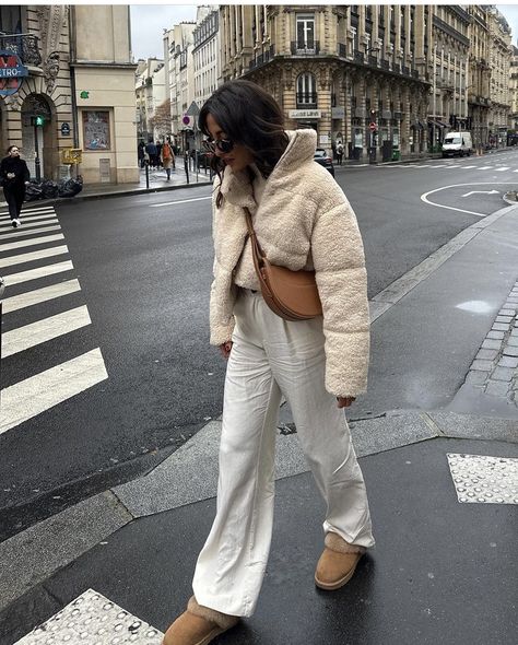 Teddy Puffer Jacket Outfit, Cream Teddy Jacket Outfit, Beige Sherpa Jacket Outfit, Light Brown Puffer Jacket Outfit, Cream Jacket Outfit Winter, Cream Puffer Coat Outfit, Alo Jacket, Uggs Tasman, Casual Dinner Outfit Summer