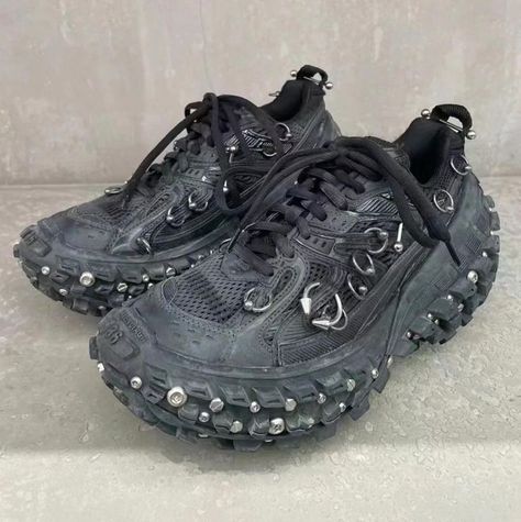 Balenciaga Defender Outfit, Balenciaga Defender, Funny Pictures For Kids, Cyberpunk Aesthetic, Hype Shoes, Balenciaga Shoes, Dark Fashion, Fitness Inspo, Sneakers Fashion