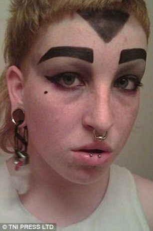 More is more: These two women experiment with the thickness and darkness of their brows Worst Eyebrows, Eyebrow Fails, Bad Eyebrows, Eyebrow Lift, Bad Makeup, Makeup Fails, Eyebrow Stamp, Eyelash Technician, How To Draw Eyebrows