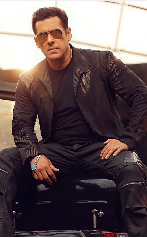 Punjabi Aesthetic Wallpaper, Sultan Salman Khan, Salman Katrina, Salman Khan Wallpapers, Bollywood Wallpaper, Salman Khan Photo, Best Physique, Celebrities Photos, Attitude Shayari