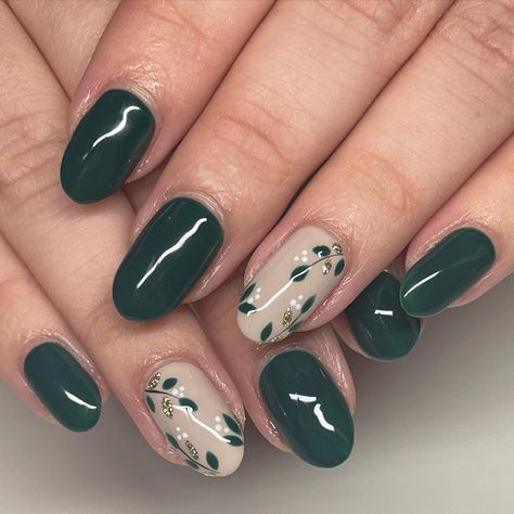 Green And Gold Nails, Nana Nails, Line Nail Designs, Grad Nails, Gold Gel Nails, Nail Designs Ideas, Green Nail Art, Fake Nails Designs, Gold Glitter Nails