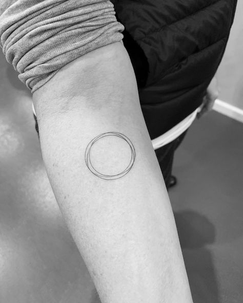 CHOLO (cho-lo) 🇵🇪 on Instagram: “Tiny Tattoos #instatattoos #newtattoo #tattooartist  #inkedup #tattoolife #tatted #tatts #blackandgrey #smalltattoo #minitattoo #tinytattoo…” Two Circles Tattoo, Circle Tattoo Ideas, Circles Tattoo, Coin Tattoo, Light Tattoos, Ignorant Tattoos, Circle Tattoo, Circle Tattoos, Light Tattoo