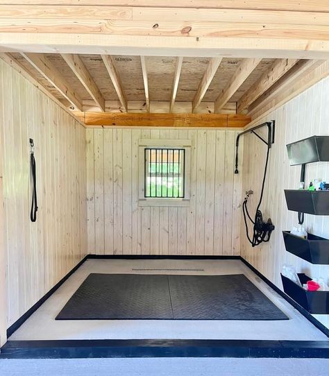 Horse Stable Makeover, Outdoor Wash Stalls For Horses, Horse Wash Bay Ideas, Horse Grooming Station, Horse Tack Up Area, Horse Wash Rack Ideas, Horse Washing Station, Horse Wash Stall Indoor, Stable Organization Ideas