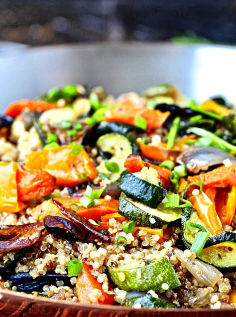 Veggie Quinoa Salad, Vegetarian Party Food, Quinoa Dishes, Roasted Vegetable Salad, Vegetable Quinoa, Roasted Vegetable Recipes, Vegetarian Sandwich, Veggie Bowl, Quinoa Recipes