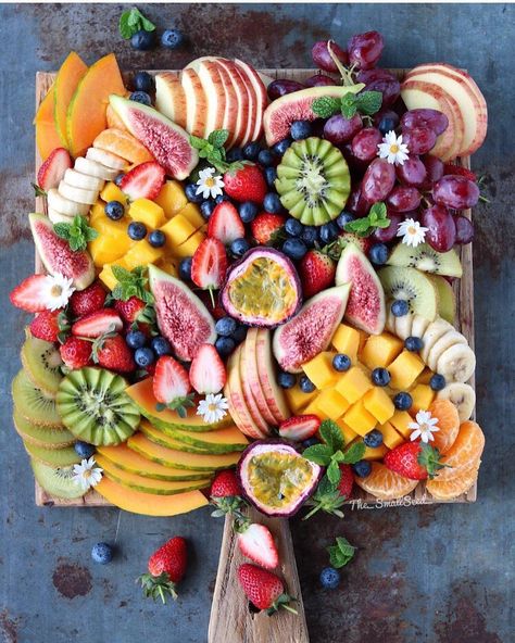 Weekend vibes are here with this fruity little number!Chloe Munro (@the_smallseed_) • Instagram photos and videos Fruit Salad Presentation, Cheese Plate Presentation, Salad Presentation, Amazing Food Platters, Deco Fruit, Fruit Platter Designs, Charcuterie Inspiration, Vegetable Carving, Charcuterie Recipes