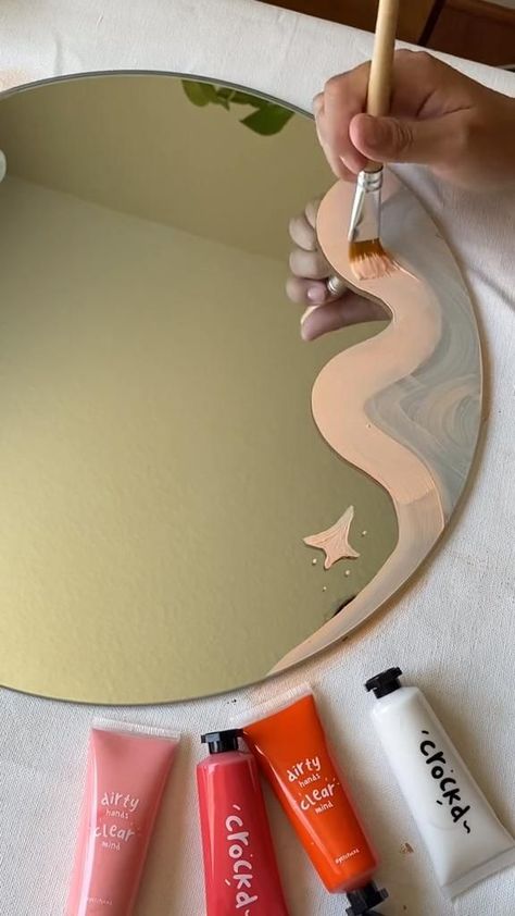 Mirror portray diy craft- #Craft #DIY #Mirror #painting Check more at https://howcandothis.com/diyideas/mirror-portray-diy-craft/ Mirror Painting Ideas, Spiegel Diy, Painted Mirror Art, Mirror Decor Ideas, Hexagon Mirror, Mirror Frame Diy, Room Vibes, Easy Diy Room Decor, Mirror Crafts