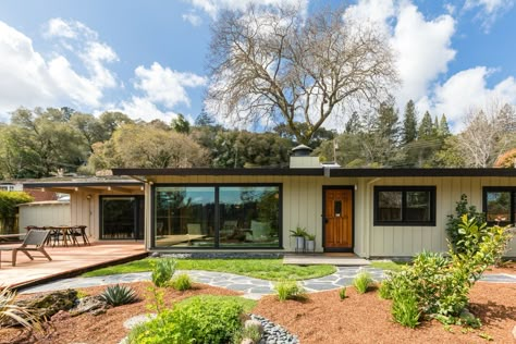 Photos from Soak Up Classic Midcentury Vibes in This Orinda Home Asking $1.2M - Dwell Midcentury Exterior Remodel, Midcentury Home Exterior, Japandi Exterior, Mcm Exterior, Mcm Bathroom, Exterior Home Renovation, Mid Century Remodel, Wood Siding Exterior, Mid Century Modern Exterior