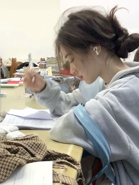 Pretty Girl Studying, Korean Study Aesthetic, People Studying, Romanticize School, Korean School, Romanticizing School, Academic Motivation, Academic Validation, Study Motivation Inspiration